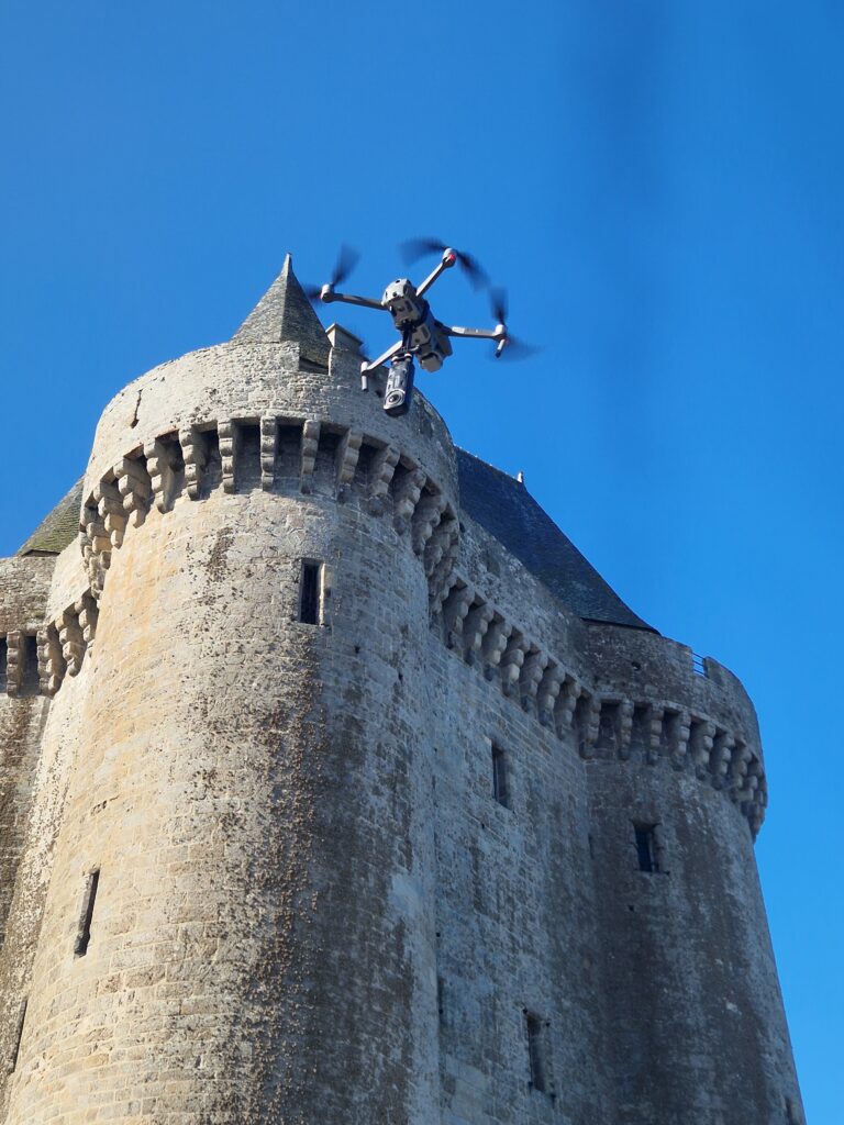 Insta 360 X4 devant le Chateau de Solidor de Saint-Malo